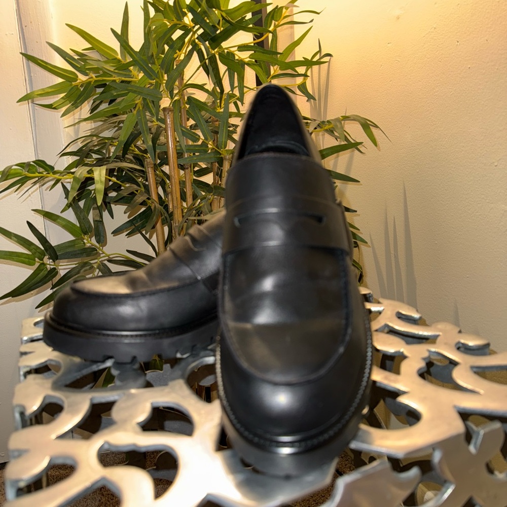 Steve Madden Lotto Loafer size 10 Black Leather.
